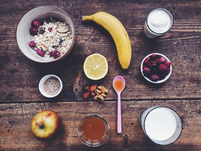 Idées de petit-déjeuner flocons d'avoine sucettes saines biscuits myrtilles fruits secs coupés chia baies