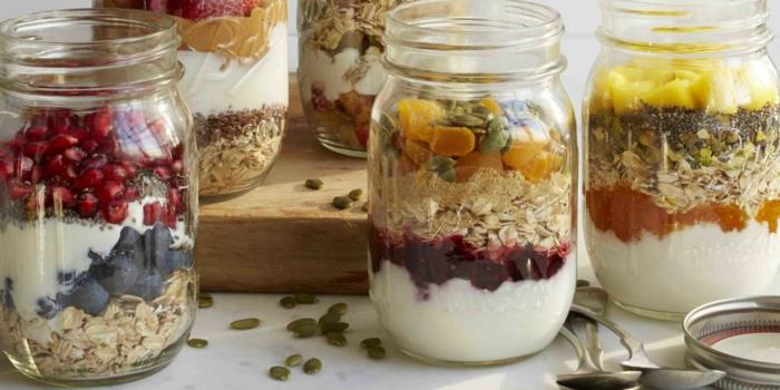 Idées de petit-déjeuner sain flocons d'avoine sucettes biscuits myrtilles fruits secs coupés chia graines de citrouille