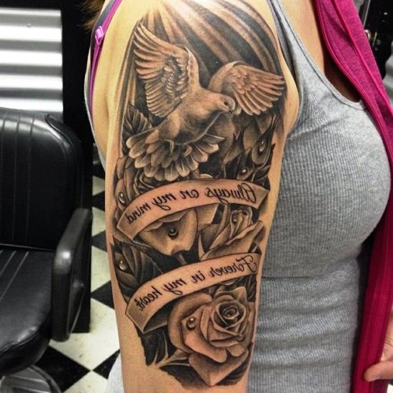 Idées de tatouage à demi-manche pour les femmes avec une colombe et des roses