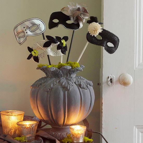 idées d'artisanat d'halloween décoration d'entrée avec des masques