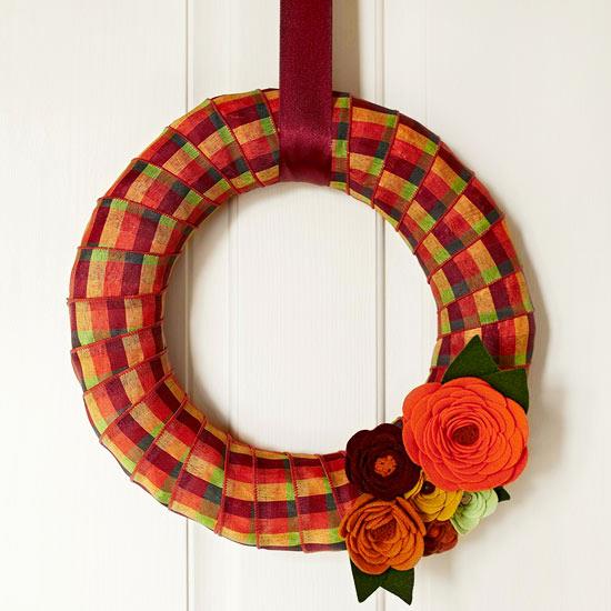 guirlande de porte colorée d'idées d'artisanat d'halloween avec des fleurs décoratives