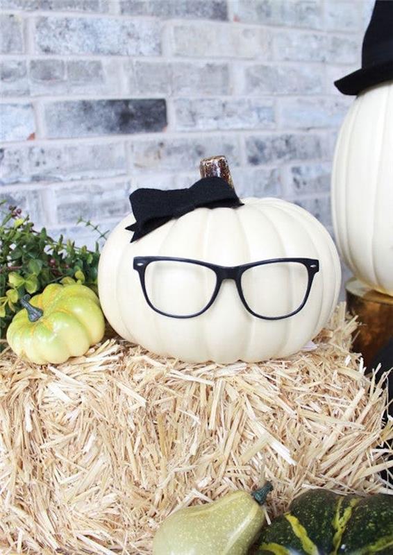 idées d'artisanat d'halloween avec des citrouilles blanches et des verres