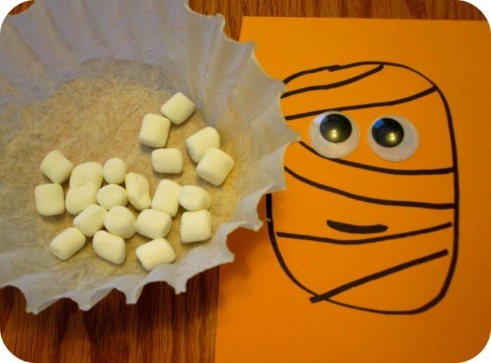 artisanat d'halloween avec des enfants aux yeux mobiles et du bacon aux mésanges