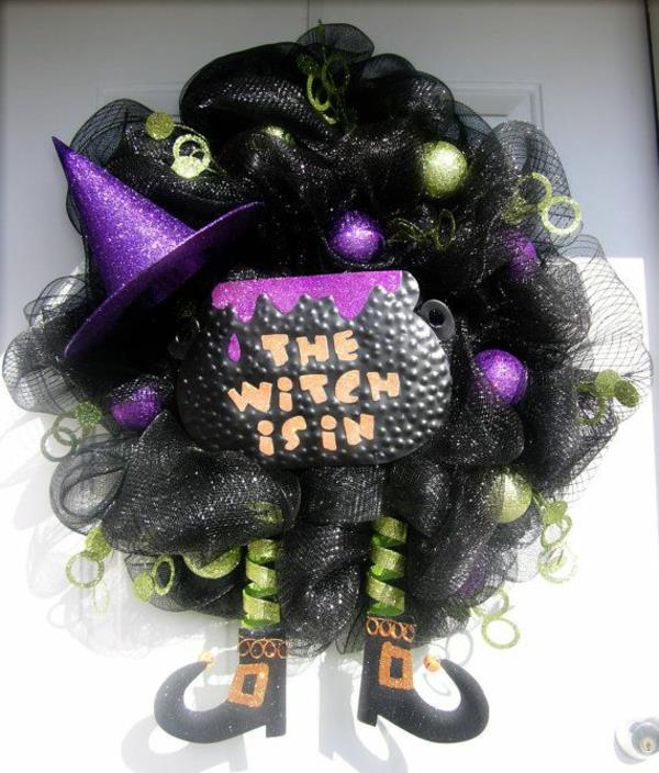 La décoration d'Halloween vous-même s'amuse avec une couronne noire