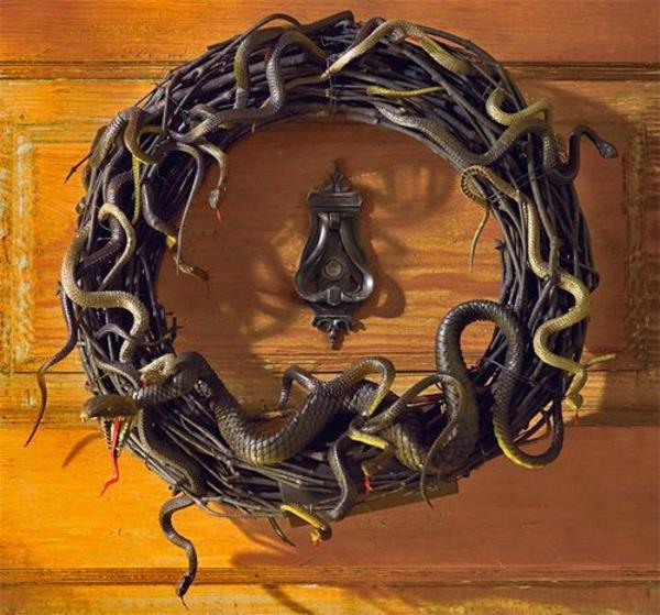 faites vous-même une décoration d'halloween une couronne de serpent amusante