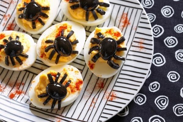 Halloweenowe pomysły na przekąski z oliwkami i jajkami zrób sobie małe pająki
