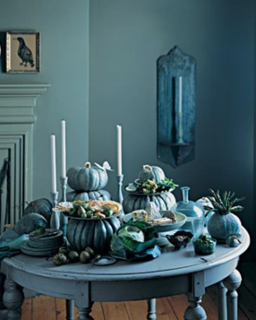 halloween dekoracje stołu ułożone dynie długie cienkie świece