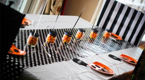 halloweenowe kieliszki do dekoracji stołu z marynowanymi oliwkami