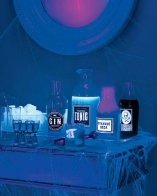 dekoracje stołu halloween wprowadzające w błąd etykiety na butelkach