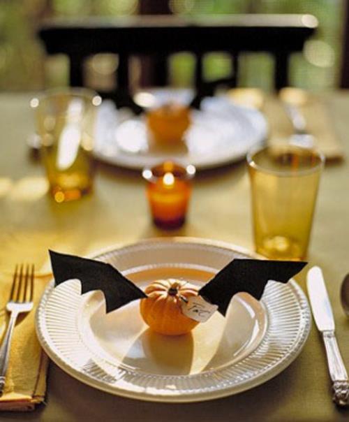 Halloweenowa dekoracja stołu mini dynia ze skrzydłami jako karty na miejsce