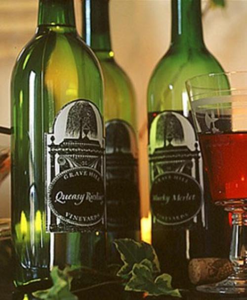 halloweenowa dekoracja stołu przerażające etykiety na butelkach wina