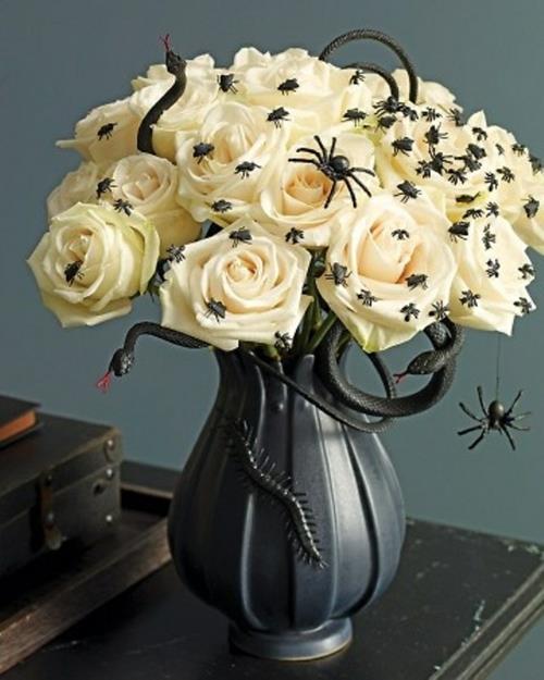 dekoracja stołu na halloween białe róże i owady dekoracyjne