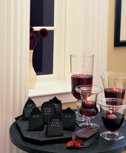 halloween dekoracje stołu kieliszki do wina z pływającymi świecami