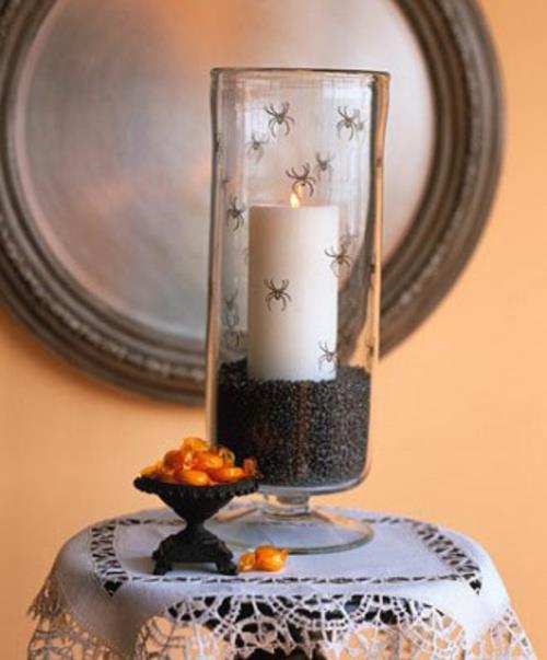 halloweenowa latarnia do dekoracji stołu wykonana ze szkła z maleńkimi pająkami