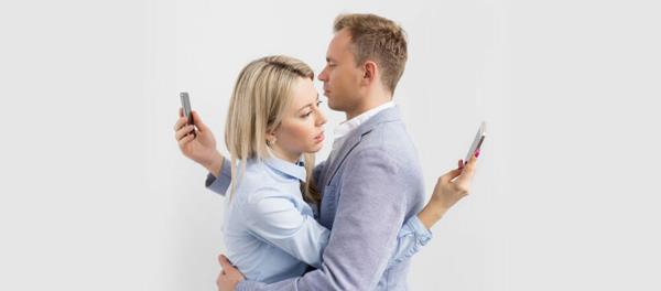 uzależnienie od telefonu komórkowego zagraża relacji