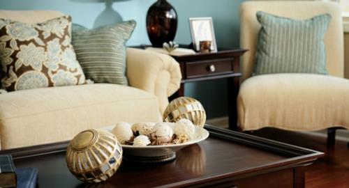 maison design d'intérieur accessoires vases mer thème canapé fauteuil table