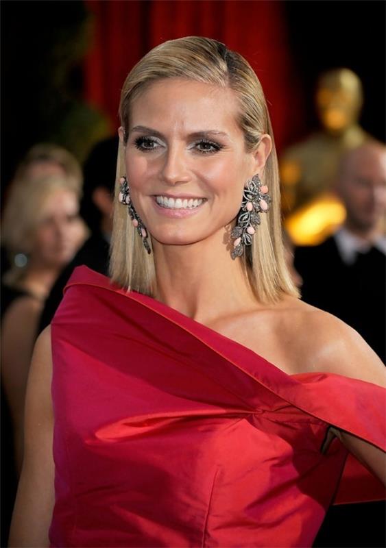 heidi klum cheveux blonds raides pris en arrière