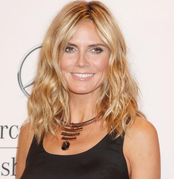 heidi klum boucles légères cheveux mi-longs