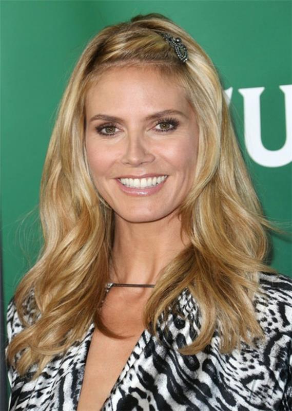 heidi klum avec pince à cheveux crinière blonde
