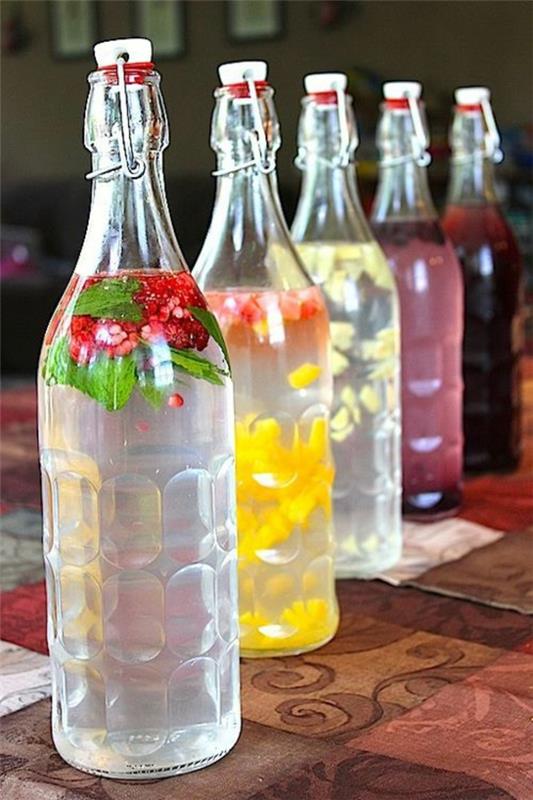 eau chaude avec fruits et légumes bouteilles de boissons rafraîchissantes
