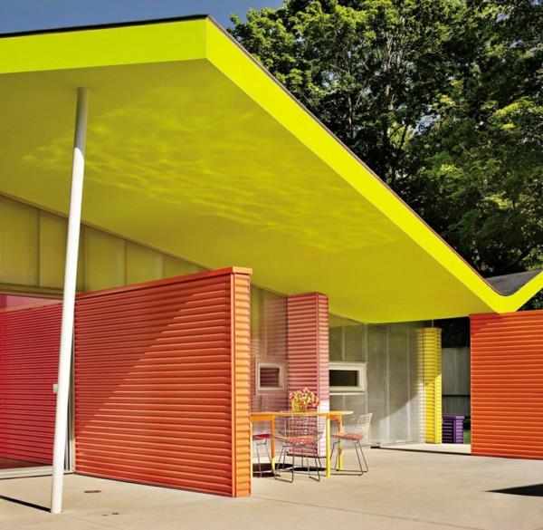 Ustaw kino domowe na dziedzińcu