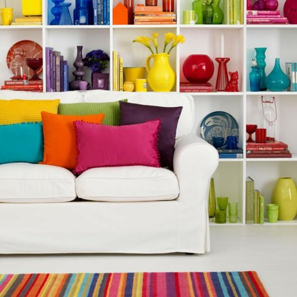 les couleurs vives du design d'intérieur combinent un salon coloré