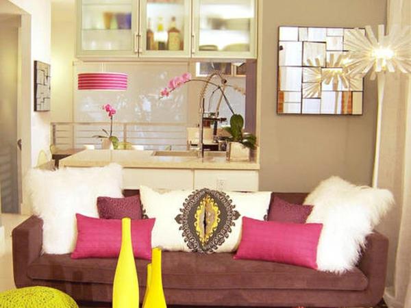 les couleurs vives de la décoration intérieure combinent le salon avec des accents de rose jaune