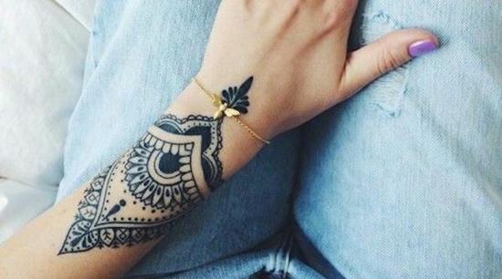 tatouage au henné bracelet femme
