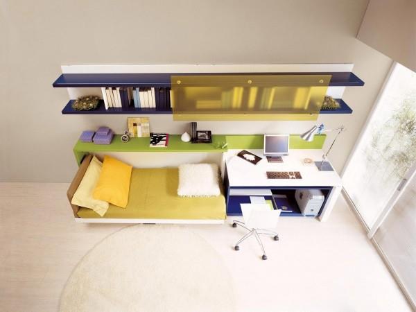 rozkładany pojedynczy dywanik na łóżko białe półki biurko