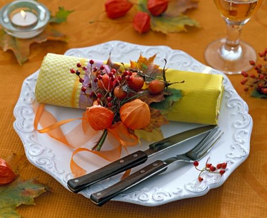 jesienna dekoracja stołu z physalis lampionu
