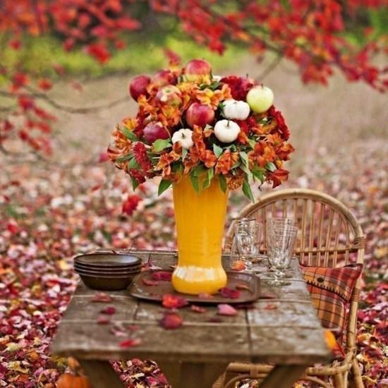 jesienna dekoracja do dekoracji stołu na zewnątrz