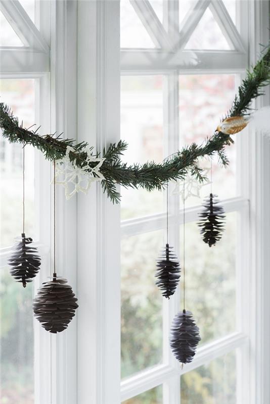 décoration d'automne décoration d'hiver bricoler avec des pommes de pin cheminée décoration de noël décoration de fenêtre