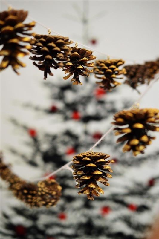 décoration d'automne décoration d'hiver bricoler avec des pommes de pin cheminée décoration de noël guirlande