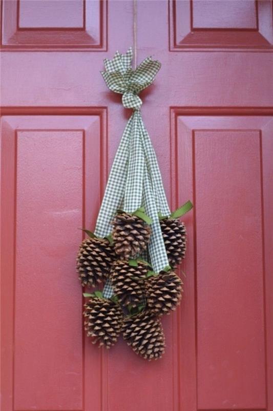 décoration d'automne décoration d'hiver bricoler avec des pommes de pin cheminée décoration de noël à thème