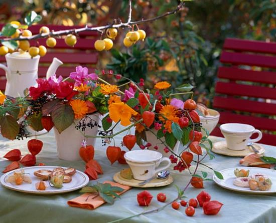 wspaniałe dekoracje stołu jesienne lampiony kwiat jesienne kwiaty