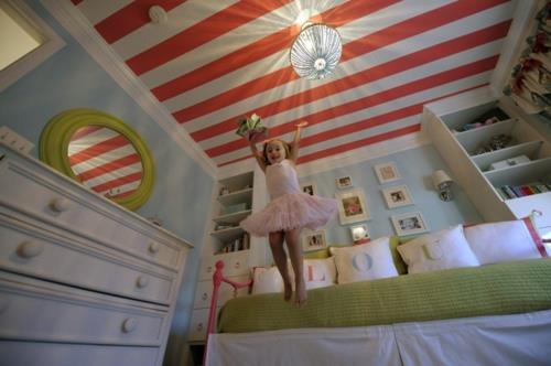 Magnifique chambre d'enfants design trois enfants rayures chambre toit enfant heureux