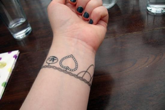 bracelet coeur tatouage femmes