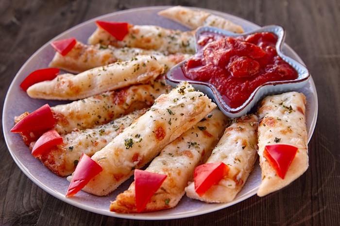 paluszki wiedźmy pieczenie pizzy ketchup sos papryka