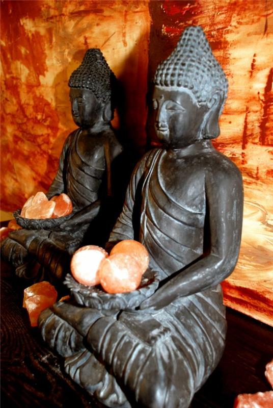 application de sel de l'himalaya comme objet de décoration statue de bouddha