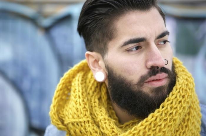 homme hipster avec piercing au nez et écharpe