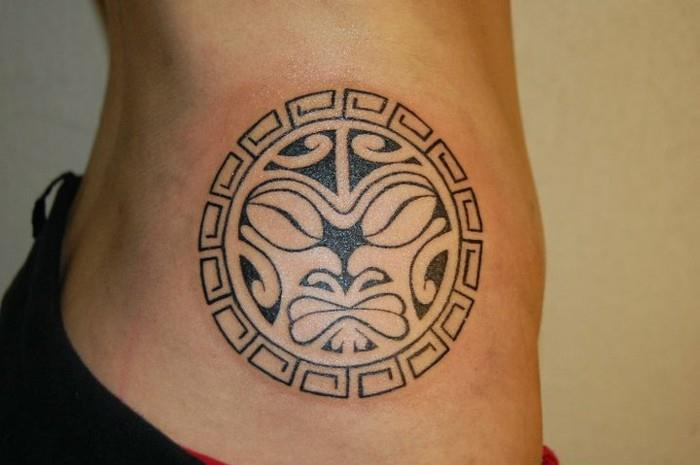 dos dos tatouage maori idée tatouage femme