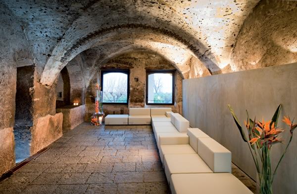 architecture-historique-hotel-design-moderne-sicile-canapes-design-en-beton-rugueux