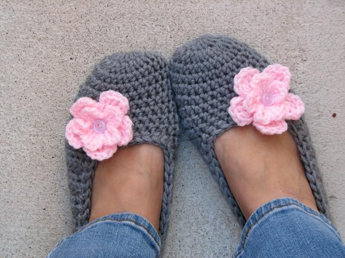 wzór szydełkowy szydełkowane buty różowy kwiat guzik