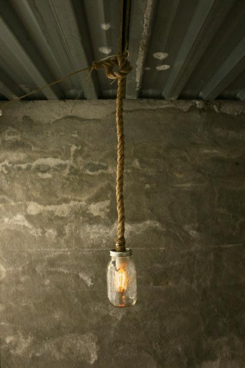 lampe suspendue corde ampoule verre béton mur conception rugueux