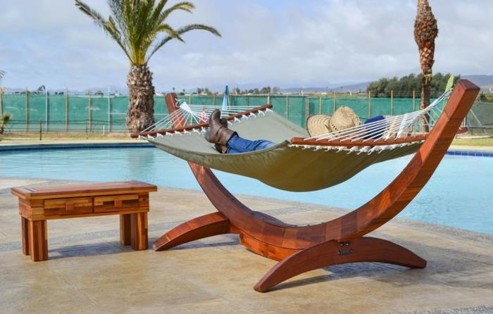 hamac avec mobilier de salon et hamacs au bord de la piscine