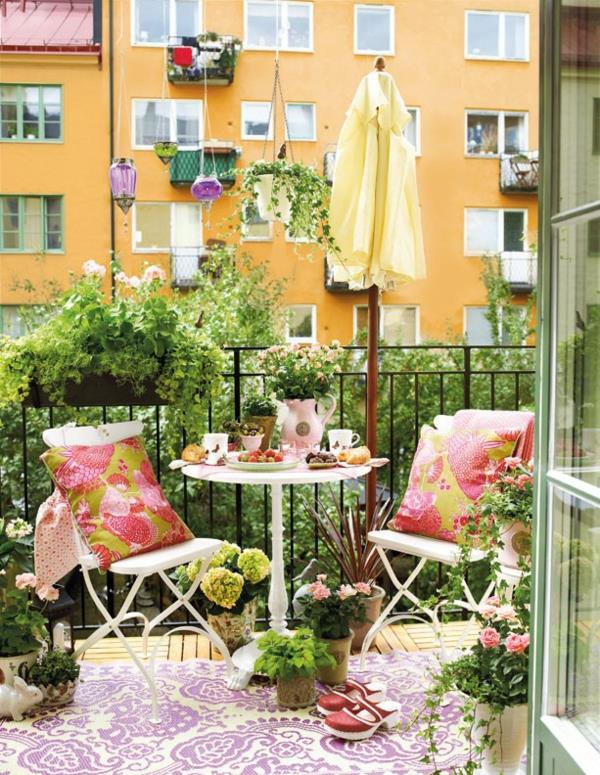Le jardin suspendu sur le balcon rend le petit jardin coloré criard