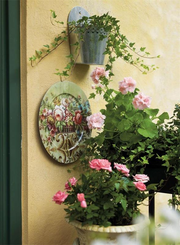 jardin-suspendu-sur-balcon-design-petit-jardin-rose