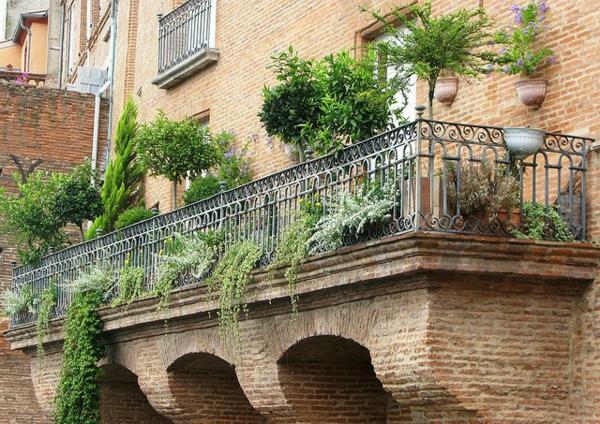 Jardin suspendu sur un mur de briques en forme de balcon