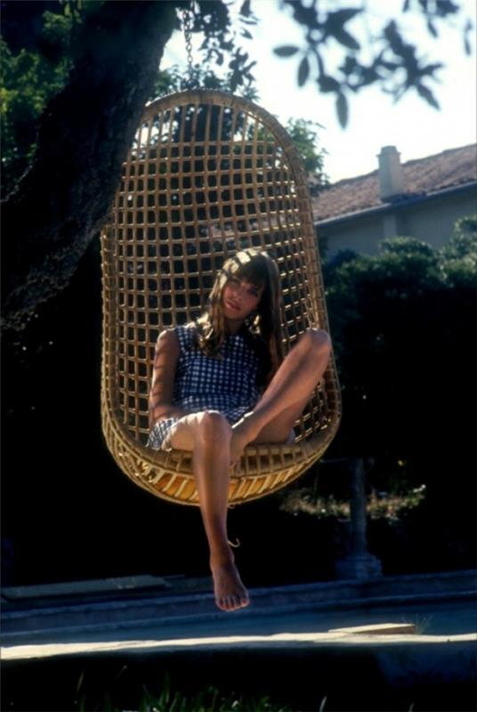 chaise suspendue avec cadre en rotin de jardin