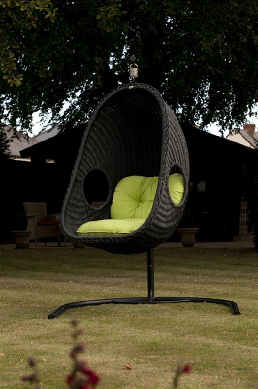 wiszące krzesło ze stelażem z rattanowych zielonych poduszek